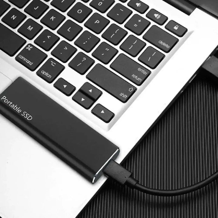 Tragbare USB-C SSD für schnelle Datenübertragung. Kompaktes Design, perfekt für PC & Mac unterwegs.