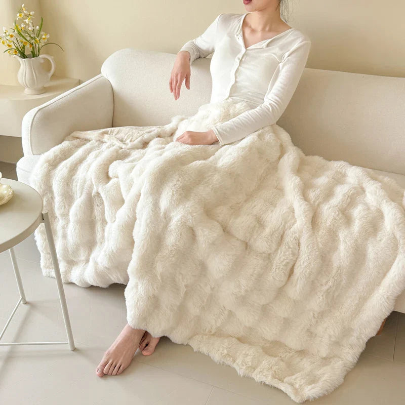 Extra dicke Flauschdecke aus weichem Kaninchenfell-Imitat. Luxuriöse Kuscheldecke für dein Zuhause.