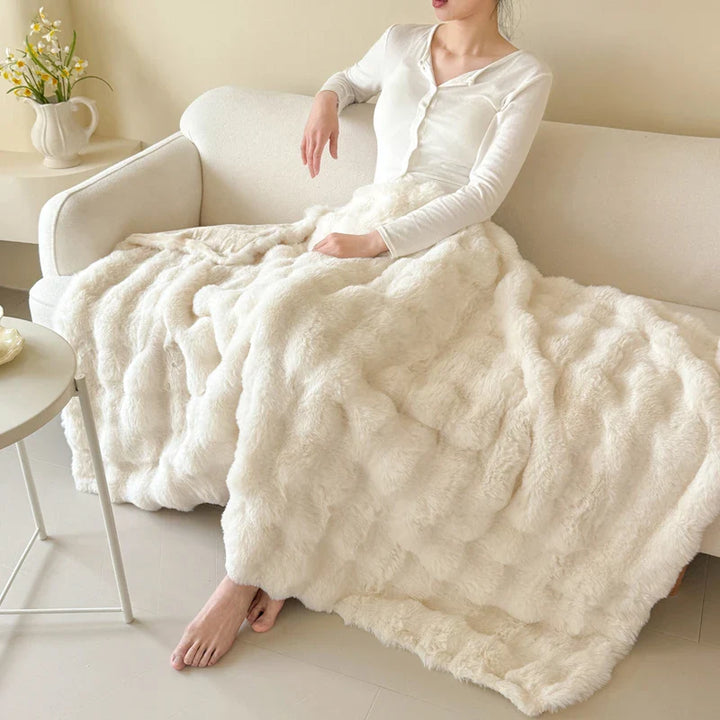 Extra dicke Flauschdecke aus weichem Kaninchenfell-Imitat. Luxuriöse Kuscheldecke für dein Zuhause.