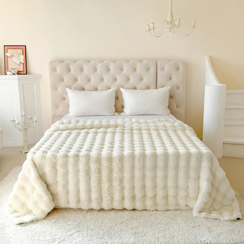 Hochwertige Flauschdecke mit Kaninchenfell-Imitat. Extrem weich, dick & warm für maximalen Komfort.
