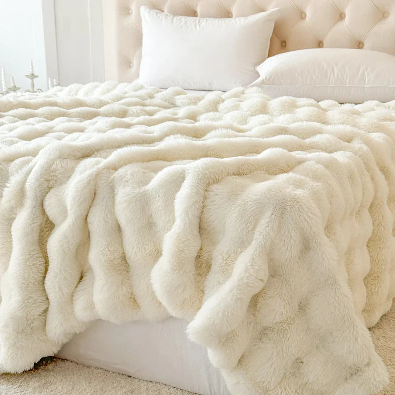 Luxuriöse Kuscheldecke in Felloptik. Pflegeleichte Wohndecke für stilvolle Wohnräume.
