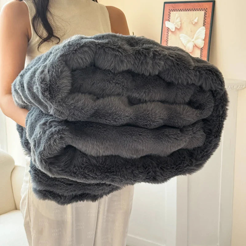 Stilvolles Wohnaccessoire: Weiche Flauschdecke aus Fellimitat. Bringt Gemütlichkeit ins Wohnzimmer.