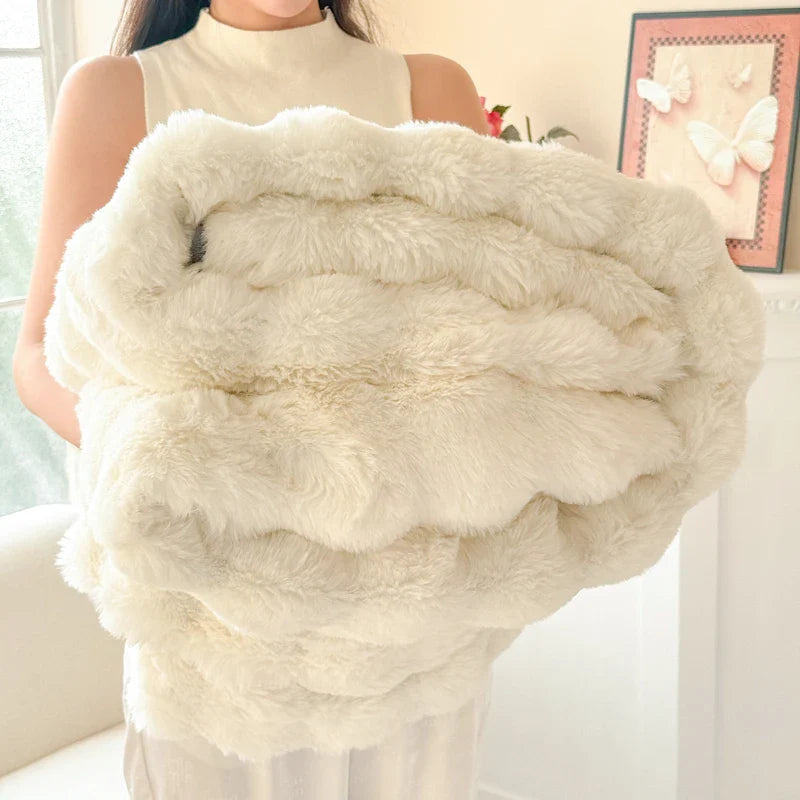 Unvergleichlich weiche & warme Kuscheldecke. Flauschige Fellimitat-Decke für gemütliche Stunden.