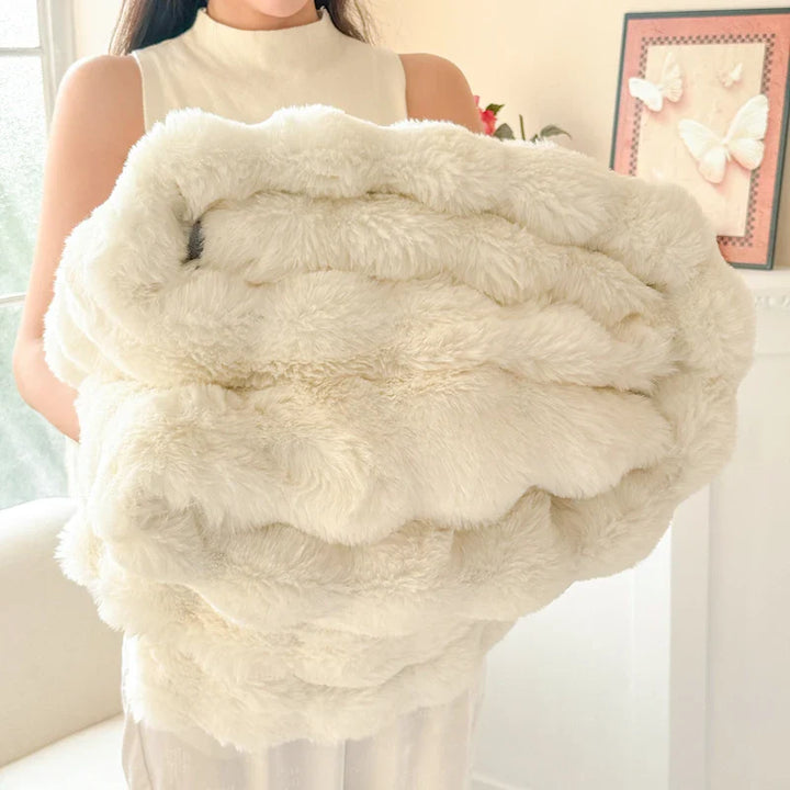 Unvergleichlich weiche & warme Kuscheldecke. Flauschige Fellimitat-Decke für gemütliche Stunden.