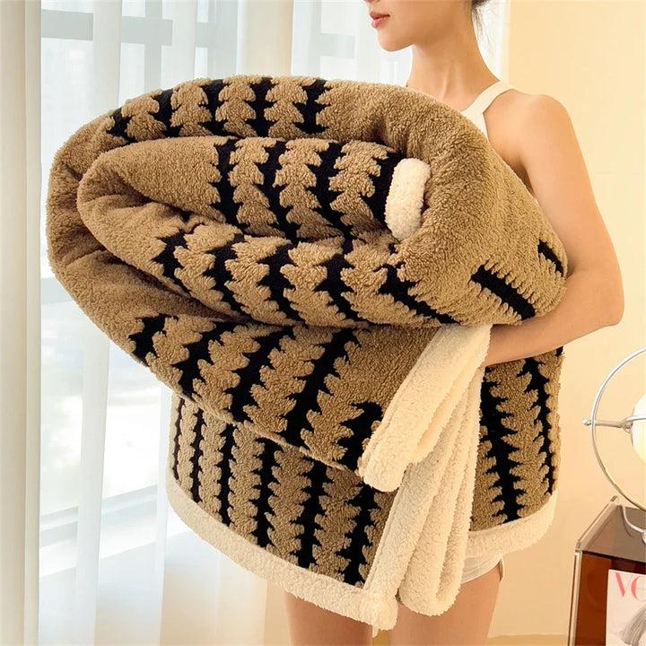 Pflegeleichte, hautfreundliche Kuscheldecke, extra dick aus superweichem Flanell & Samt, für pure Gemütlichkeit.