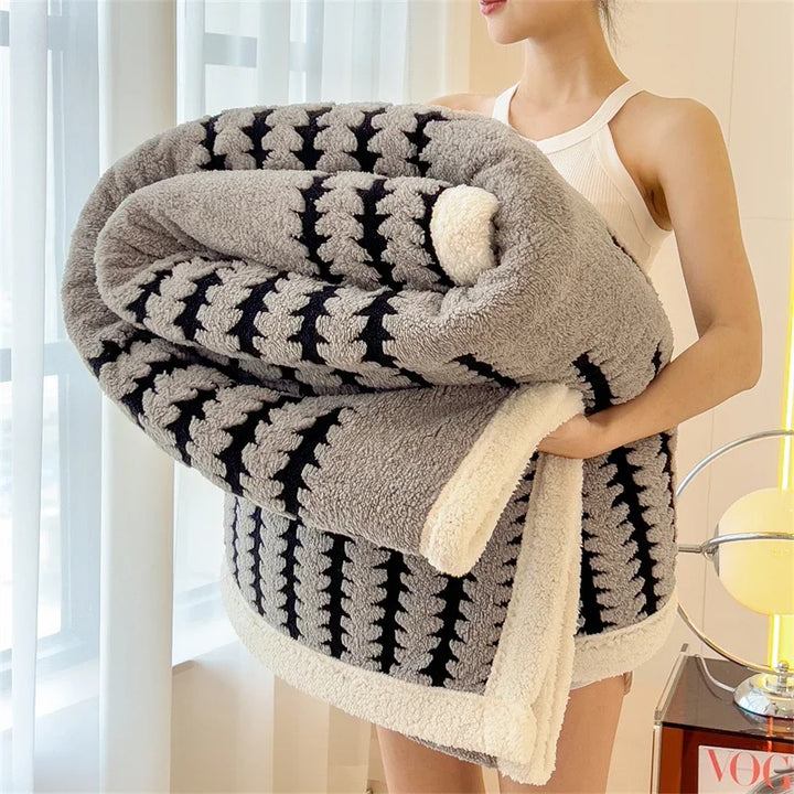 Luxuriöse extra dicke Kuscheldecke aus superweichem Flanell & Samt, wärmend und gemütlich für Zuhause.