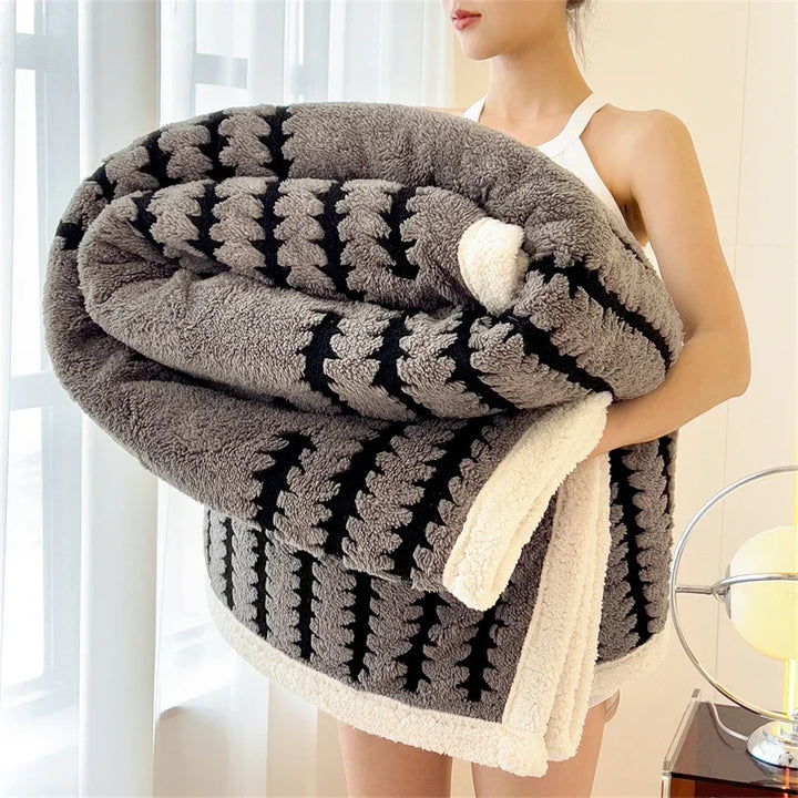 Wärmende Kuscheldecke, extra dick aus Flanell & Samt, superweich, ideal als Decke für kalte Tage und Abende.