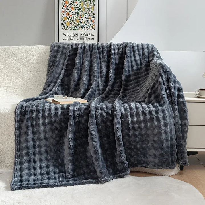 Extra weiche Flanelldecke mit einzigartiger PlushBubble Textur, warm und gemütlich für ultimativen Komfort.