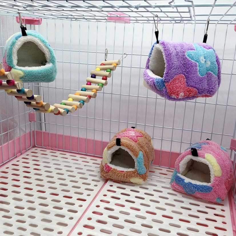 Detailansicht: Innenraum des extra weichen Plüsch Hamsterhauses, gemütliche Kuschelhöhle für Nager.