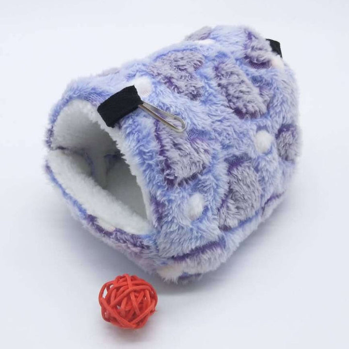 Niedliches Hamsterhaus aus weichem Plüschmaterial. Perfekt als warmes Kleintierbett für Nagetiere.