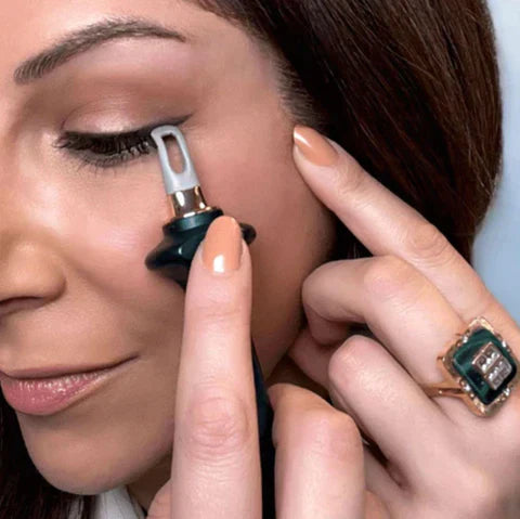 Zeitsparende Eyeliner Schablone für schnellen, fehlerfreien Wing-Look & Lidstrich; essentielles Kosmetik-Tool.