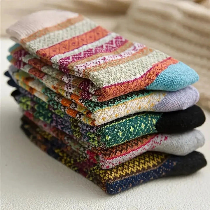 Nahaufnahme einer gestreiften Damen Kuschelsocke. Extra dick & weich, ideal als warme Herbst Socke.