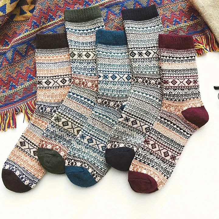 Detailbild der dicken Strickstruktur von warmen Damen Kuschelsocken. Ideal als Herbst Socken.