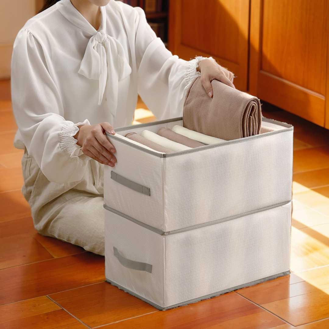 Faltbare Kleider-Organisationsbox mit Fächern, ideal für platzsparende Wäsche- und Kleiderorganisation im Schrank.
