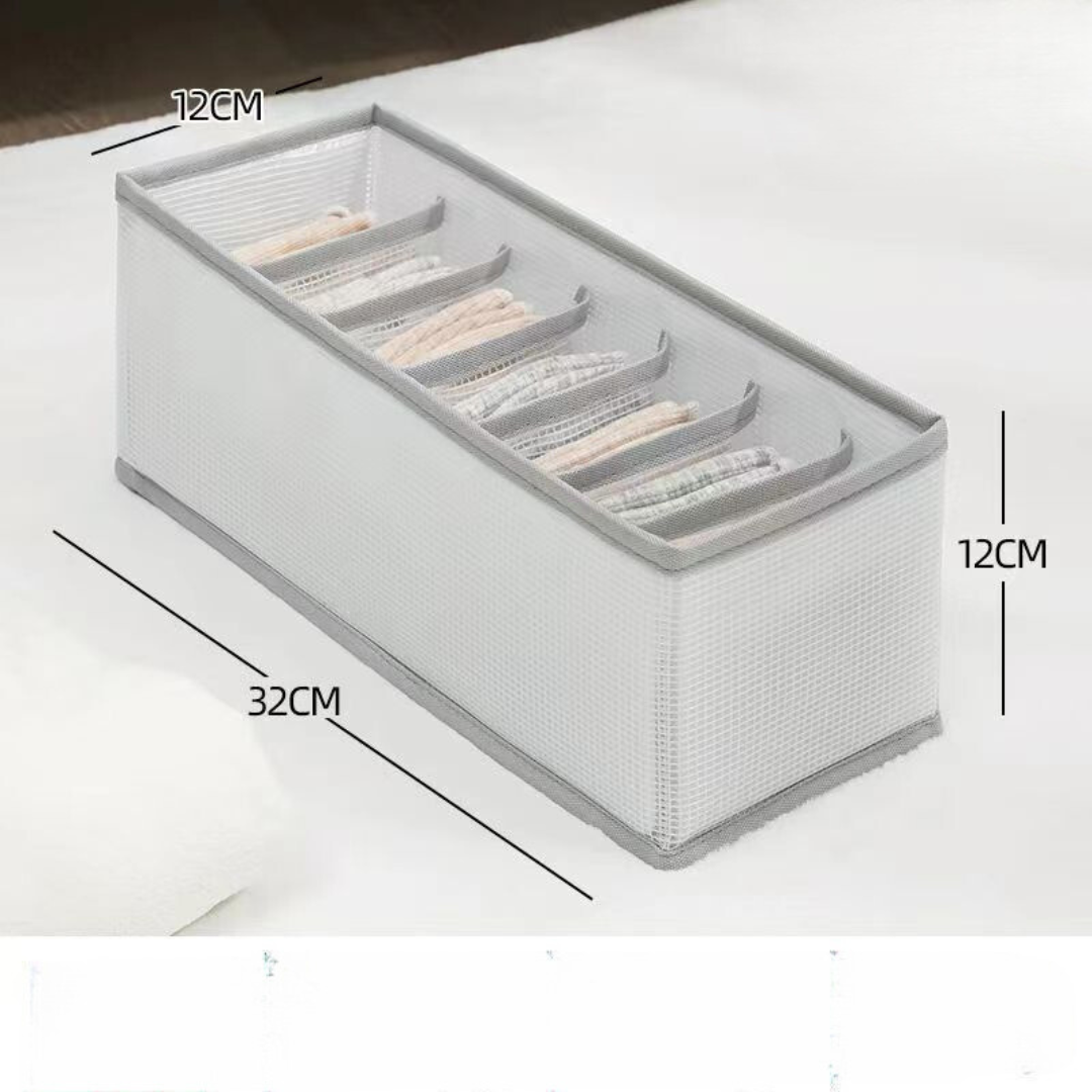Praktische Faltbox mit Unterteilungen für Kleider und Wäsche. Schafft Ordnung im Kleiderschrank, als effektiver Organizer.