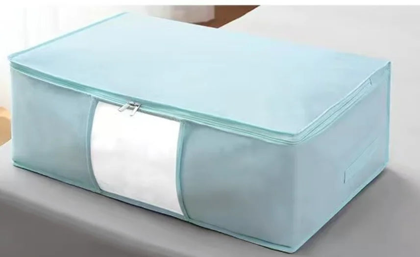 Faltbare Kleideraufbewahrungstasche unter dem Bett verstaut. Perfekt für platzsparende Textilaufbewahrung.