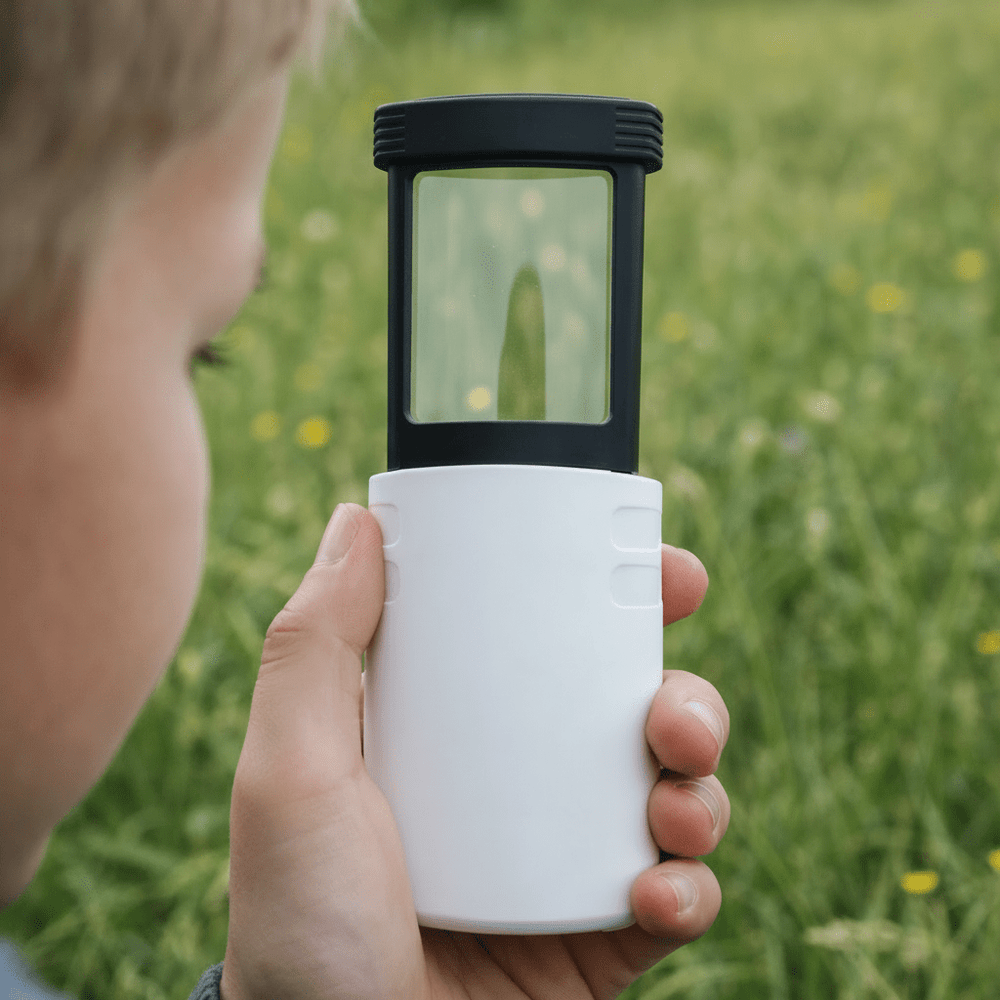 Kompakte faltbare Taschenlupe mit LED-Licht, 4x Vergrößerung, ideal für unterwegs & Hobby.