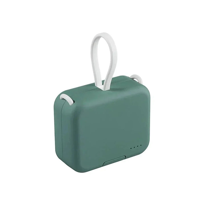 Faltbare Powerbank FoldCharge grün, kompakt zusammengeklappt für einfaches Verstauen. Mobiles Ladegerät für Reisen.