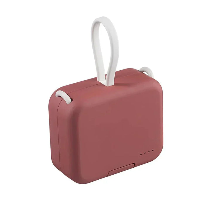 Aufgeklappte FoldCharge Powerbank in Rot, lädt Smartphone via USB. Tragbares Schnellladegerät für unterwegs.