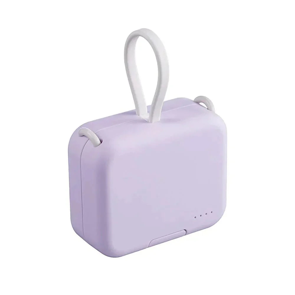 Grüne faltbare Powerbank FoldCharge, bereit zum Laden. Kompakter mobiler Akku, ideal für Smartphone Zubehör.