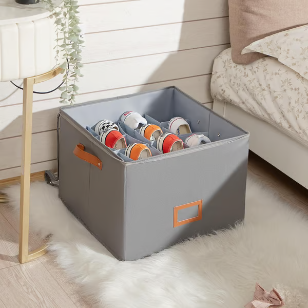 Praktische faltbare Schuhaufbewahrungsbox in Beige für mehr Ordnung im Schlafzimmer.