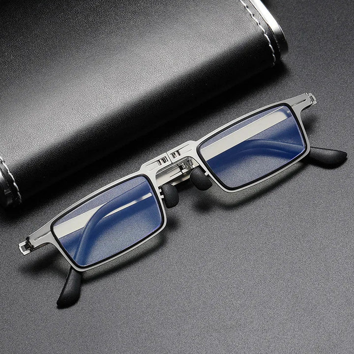 Praktische faltbare Lesebrille mit Blaulichtfilter, ideal als Reisebrille.