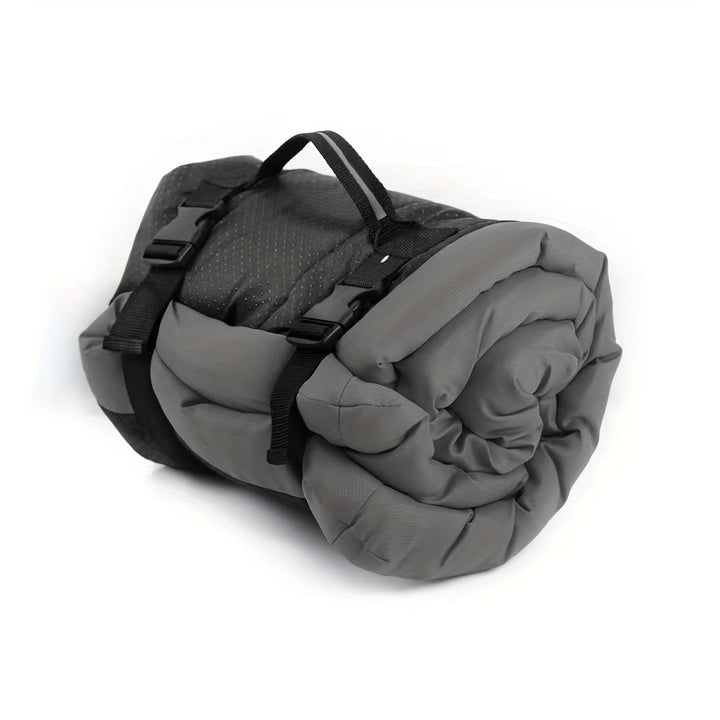 Praktische faltbare Hundematte in Outdoor-Umgebung. Wasserdicht & leicht, ideal für Hundebesitzer unterwegs.