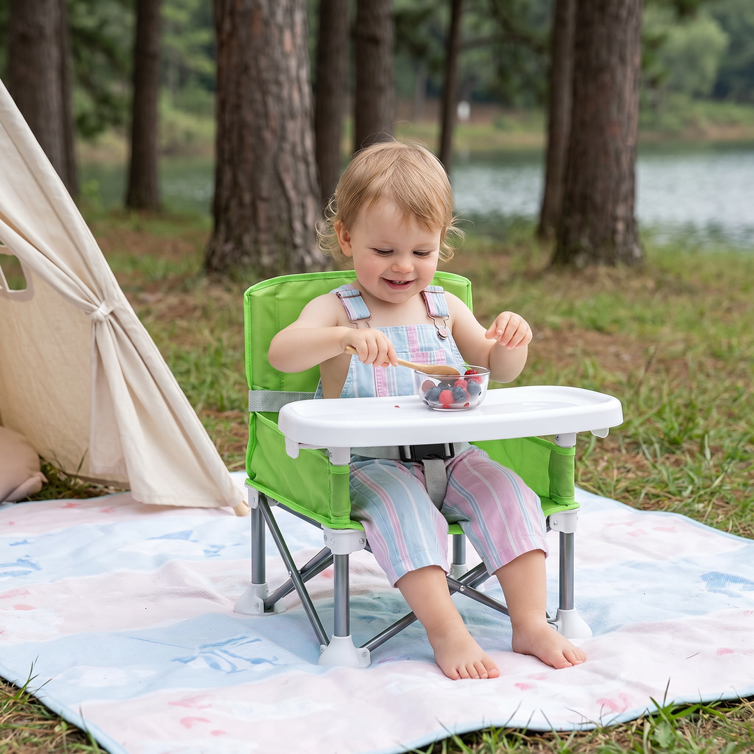 Robuster Baby Faltstuhl mit abnehmbarem Tablett, perfekt für Picknicks und Mahlzeiten im Freien.