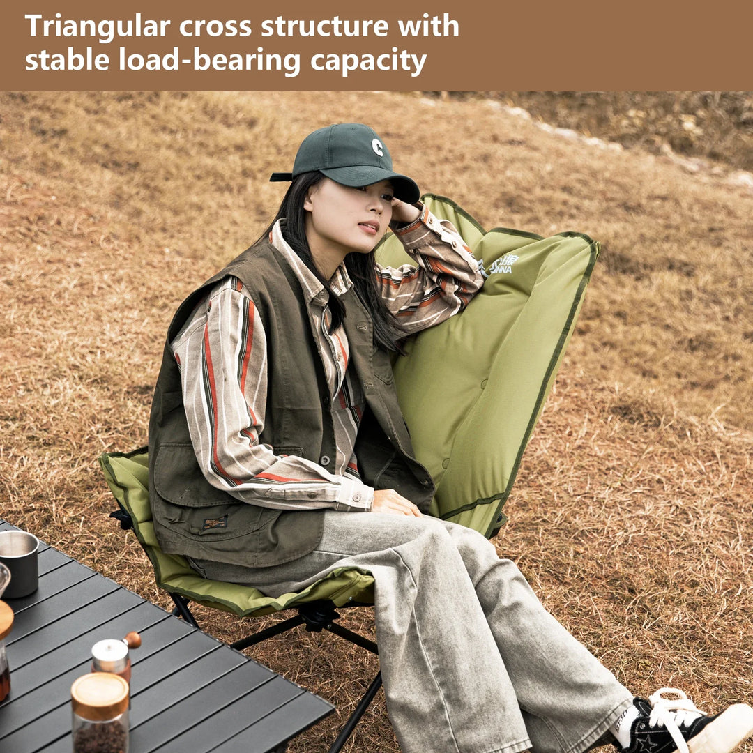 Tragbarer Outdoor-Lehnstuhl, kompakt zusammengeklappt für einfaches Transportieren beim Wandern.