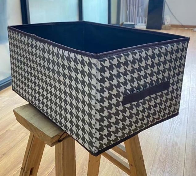 Organisiert und platzsparend: Faltbarer Jeans-Organizer für mühelosen Überblick im Schrank.