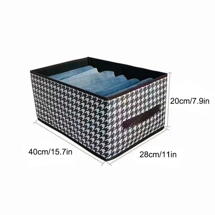 Modulares Ordnungssystem: Faltbarer Jeans-Organizer, ideal für eine geordnete Kleideraufbewahrung.