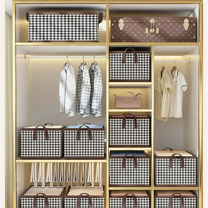 Kleiderordnung leicht gemacht mit diesem faltbaren Jeans-Organizer im Kleiderschrank.