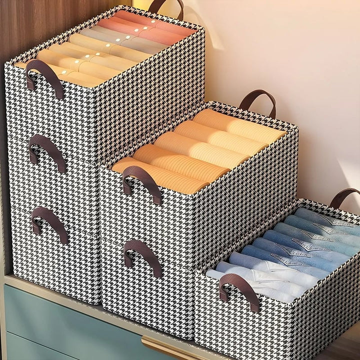 Effektives Ordnungssystem: Faltbarer Jeans-Organizer zur optimalen Textilaufbewahrung.