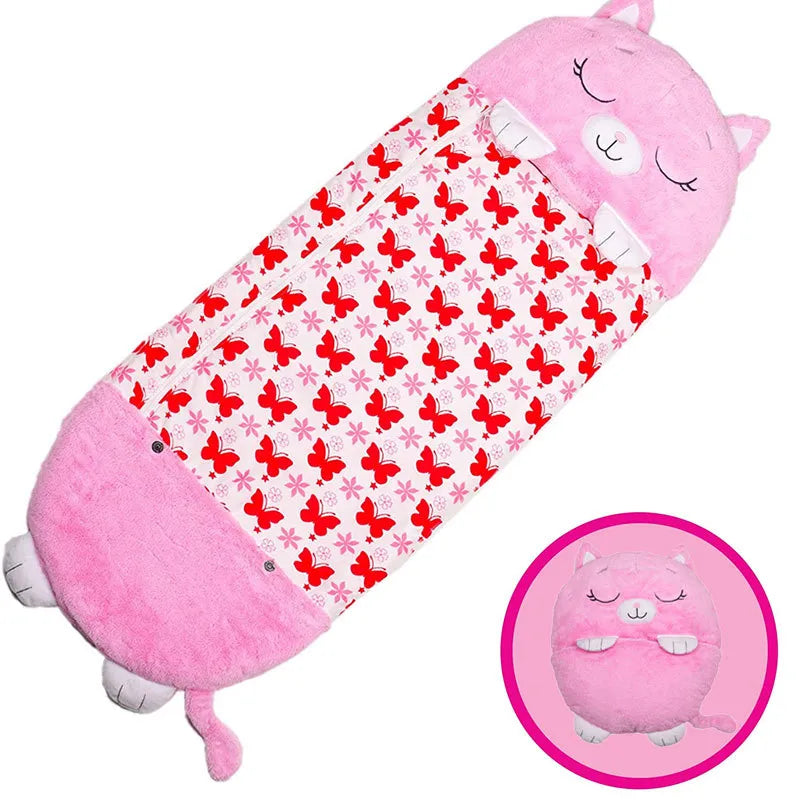 Süßer Kinderschlafsack in Tierform, der sich zum weichen Kuschelkissen zusammenfalten lässt.