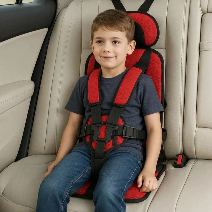Leichter, faltbarer Kindersitz für das Auto, ideal für Familienreisen mit Kindern.