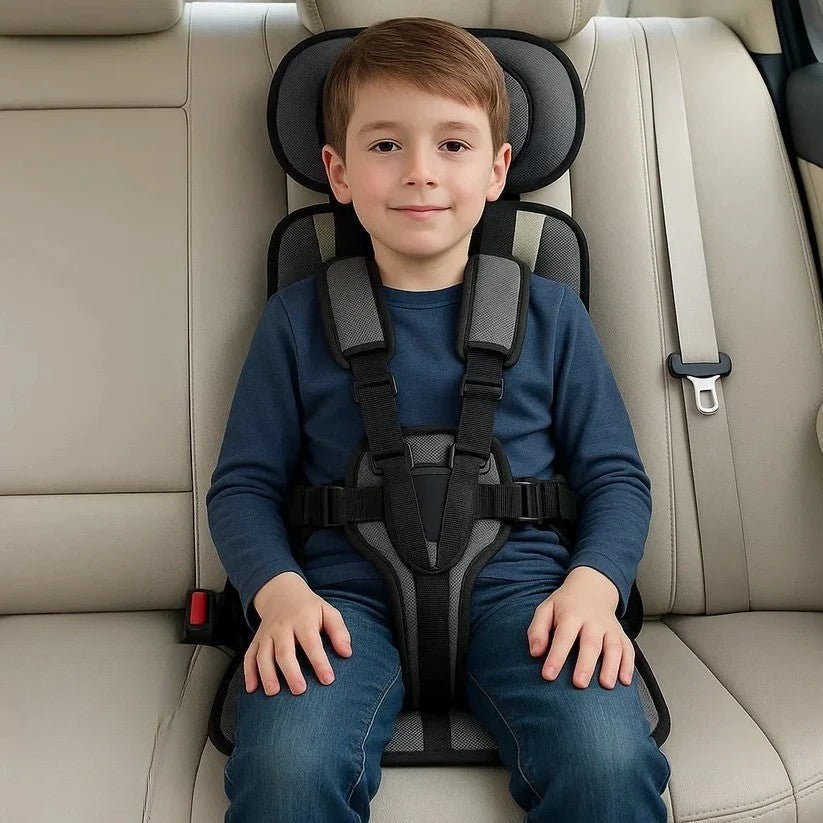 Praktischer Reisesitz faltbar, ideal als Autozubehör für Kinder auf langen Fahrten.