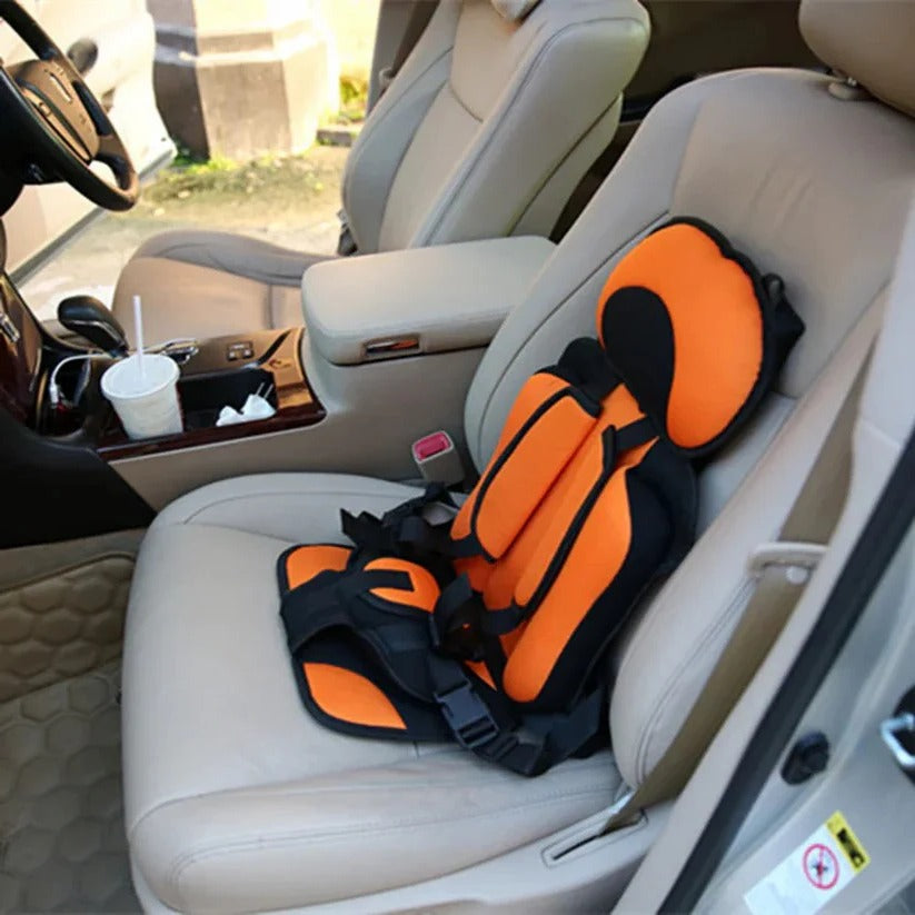 Multifunktionaler Kindersitz für unterwegs, faltbar & einfach im Auto zu montieren.