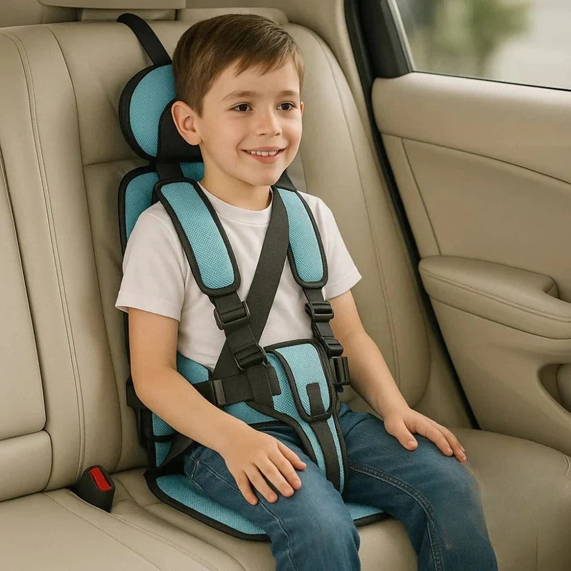 Faltbarer Kindersitz: Zeigt einfache Installation und Handhabung im Auto für Eltern.