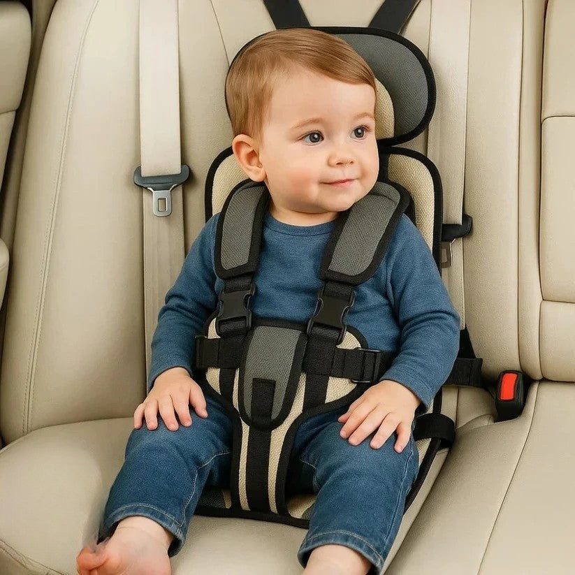 Kindersicherheit im Auto: Faltbarer Kindersitz mit robustem 5-Punkt-Gurtsystem.