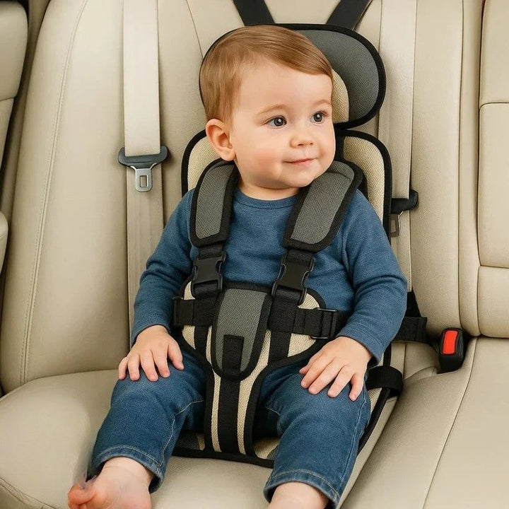 Kindersicherheit im Auto: Faltbarer Kindersitz mit robustem 5-Punkt-Gurtsystem.
