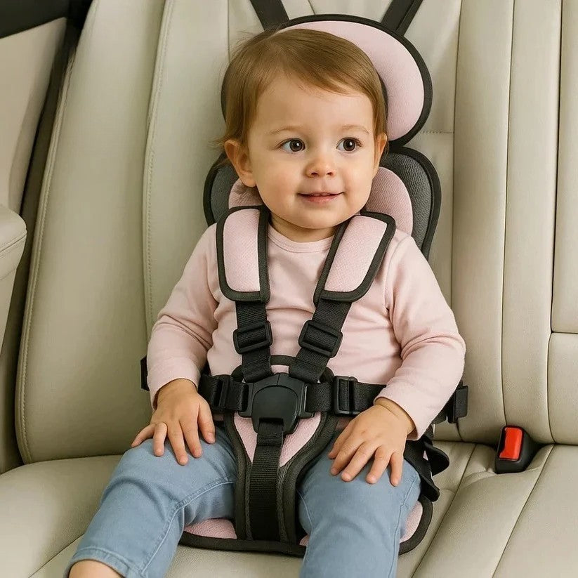 Kindersitz für Unterwegs: Faltbares Modell mit Gurtsystem für sichere Autofahrten.