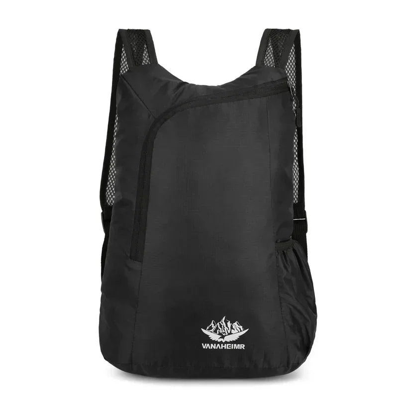 Zusammengefalteter 20L Rucksack, kompakt verpackt, perfekt für einfaches Verstauen im Gepäck.