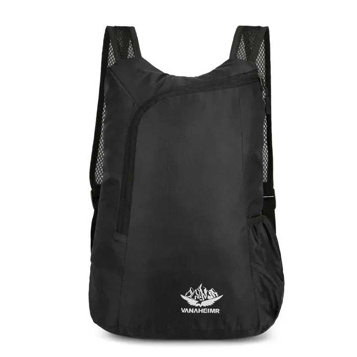 Zusammengefalteter 20L Rucksack, kompakt verpackt, perfekt für einfaches Verstauen im Gepäck.