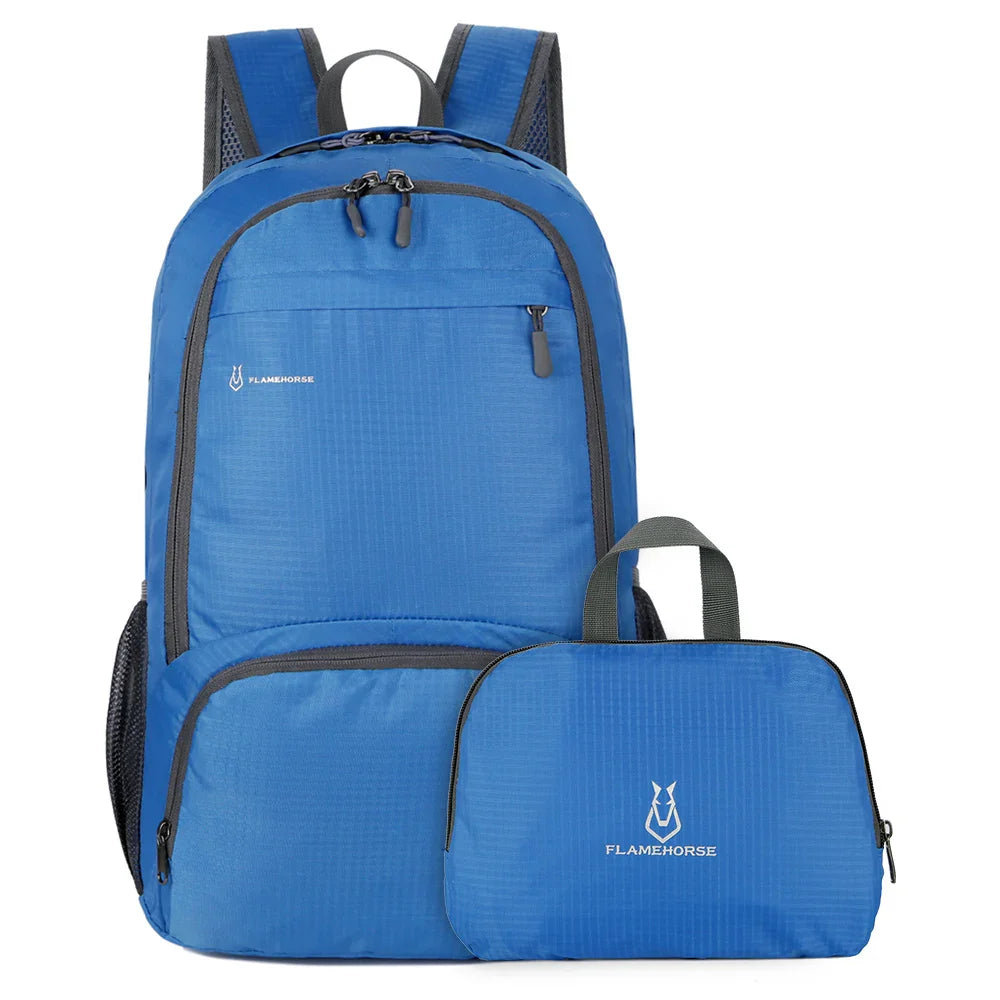 Geräumiges Hauptfach des faltbaren Rucksacks, offen mit Reißverschluss; zeigt Platz für Reiseausrüstung & Essentials.