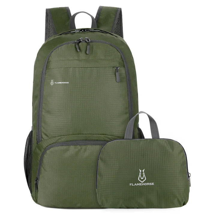 Ultraleichter Tagesrucksack, innen leer, zeigt sauberes Design und nahtlose Verarbeitung; bereit für Abenteuer.