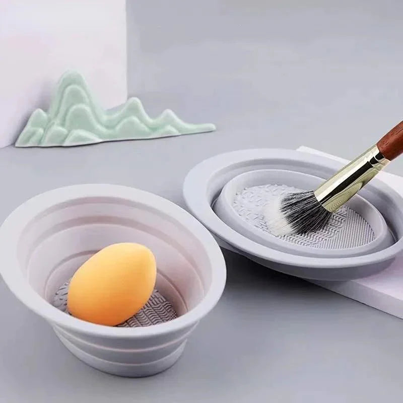 Effizienter Silikon Pinselreiniger faltbar. Reinigt Make-up Pinsel & Beauty-Tools sauber und schonend.