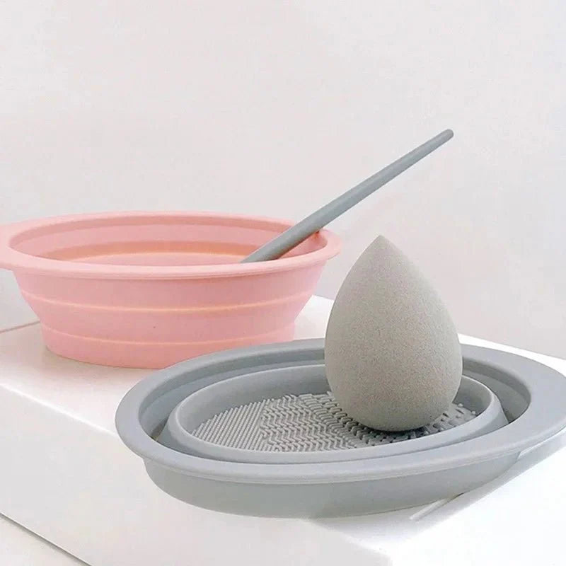 Hygiene-Helfer: Faltbarer Silikon Pinselreiniger mit Schale für alle Make-up Pinsel. Einfach & effektiv.