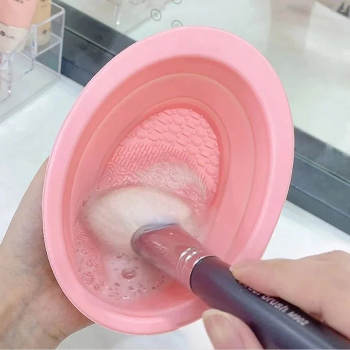 Kompakter Silikon Make-up Pinselreiniger mit Auffangschale. Perfekt für Kosmetik-Hygiene unterwegs.