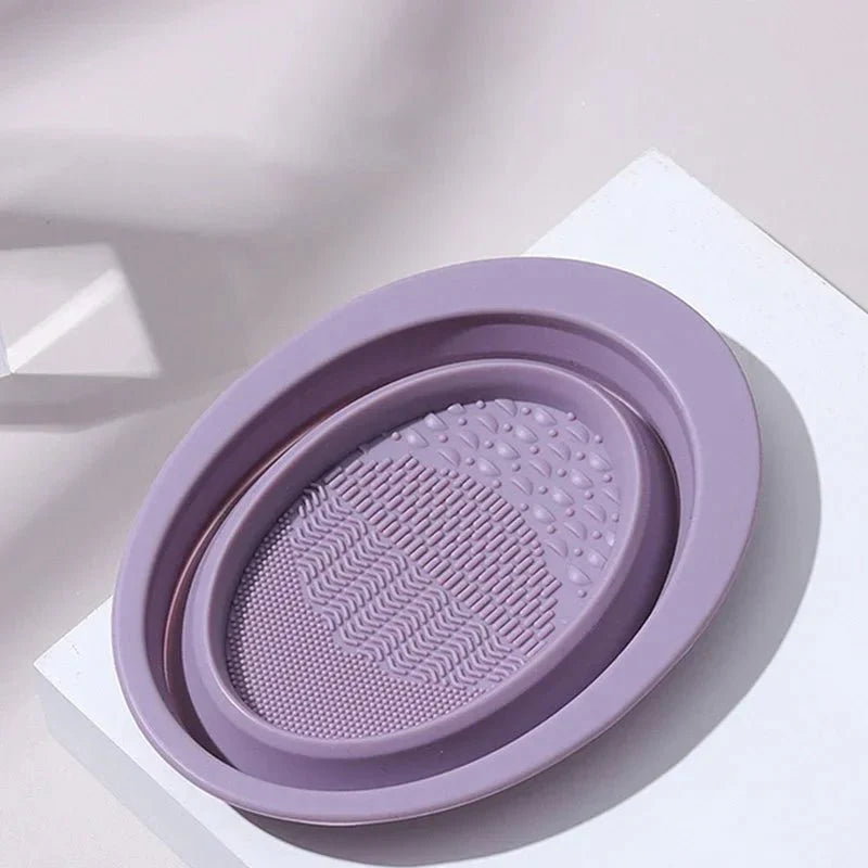Faltbarer Pinselreiniger aus Silikon. Unverzichtbares Accessoire zur Reinigung von Make-up Pinseln.