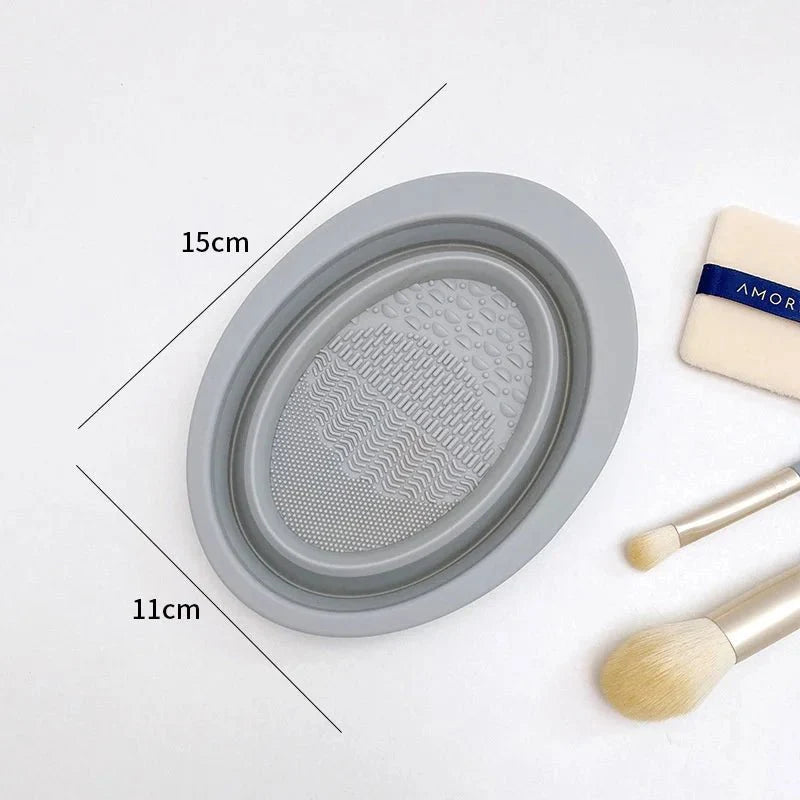 Gründliche Pinselreinigung mit faltbarem Silikon Pinselreiniger & Schale für Beauty-Tools.